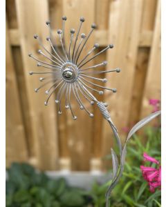 METAL DAISY GARDEN STAKE GREY METAL++