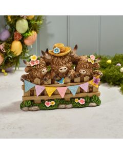 HIGHLAND COW TRIPLE RESIN WITH FENCE AND FLOWERS ORNAMENT
