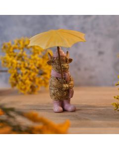 HIGHLAND COW RESIN BONNIE STANDING ORNAMENT WITH UMBRELLA