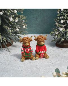 HIGHLAND COW RESIN ORNAMENT WITH JUMPER AND PRESENT 2 ASSTD