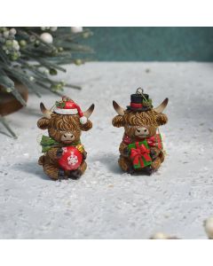 HIGHLAND COW SITTING WITH CHRISTMAS PRESENT AND BAUBLE RESIN HANGER 2 ASST