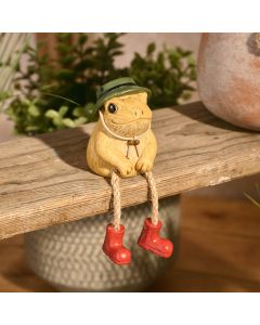 LIFE OUTDOORS RESIN SHELF SITTING ORNAMENT FROG WITH HAT AND RED WELLIES