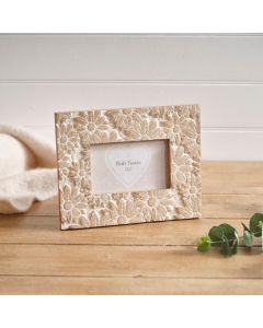 ANTIQUE WHITE MANGO WOOD EMBOSSED FLOWER DESIGN PHOTO FRAME 4X6 INSERT
